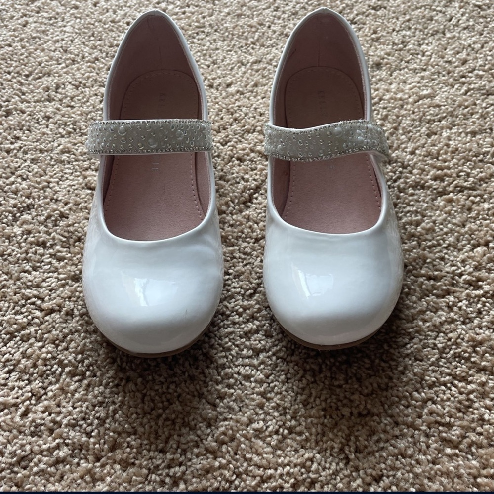 Girl’s shoes. Size 3. White color. Good condition. Used only once.
